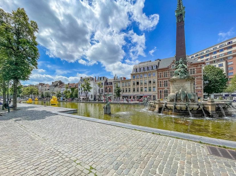 Mooi gepresenteerd door Maia Zinchenko:maia.zinchenko@victoire.be<br />
VICTOIRE-JUNOT presenteert u: Gelegen in het centrum van Brussel, op een steen
