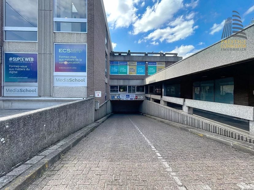 UCCLE - REF: 7623348 - DEUX EMPLACEMENTS DE PARKING EN SOUS-SOL<br />
Non loin du Bois de la Cambre, nous vous proposons plusieurs emplacements de par
