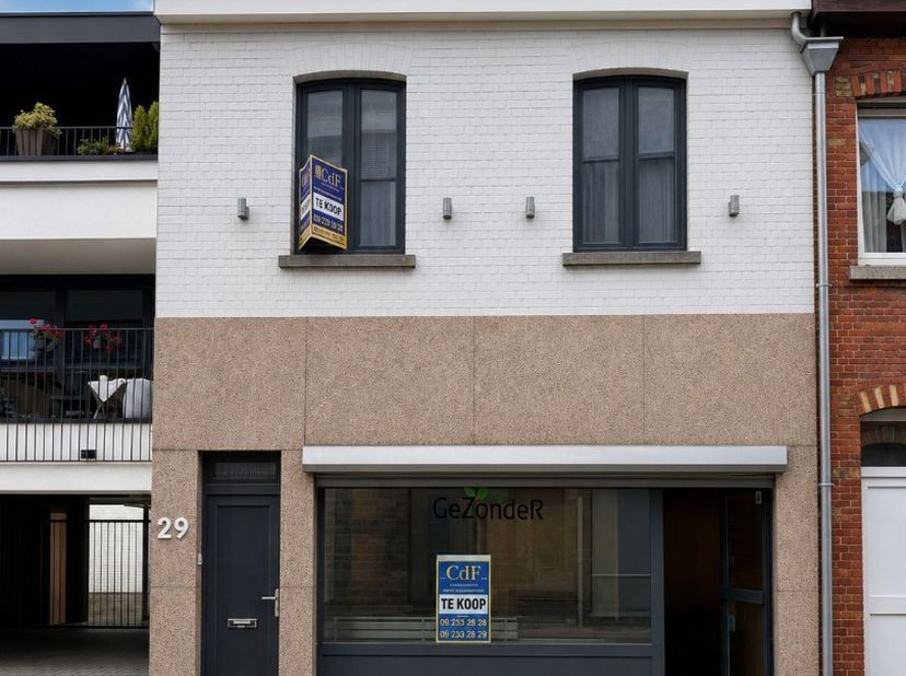 TE KOOP – HEUSDEN.  Op een uitstekende locatie in de Tramstraat in Heusden bevindt zich dit handelspand met bijzonder veel potentieel.  Het bestaande