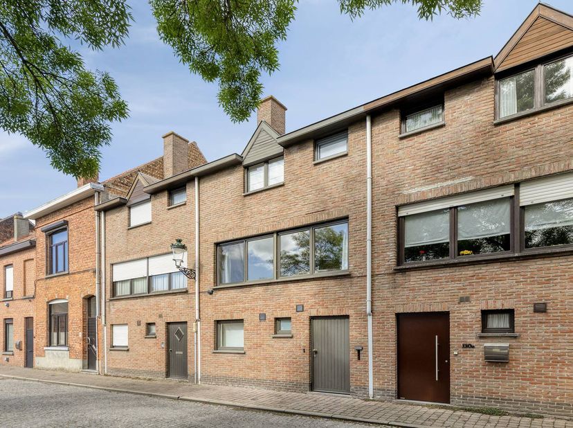 Cette charmante maison à vendre est située le long de la Peterseliestraat, dans le centre historique de Bruges. La maison a fait l'objet d'une rénovat
