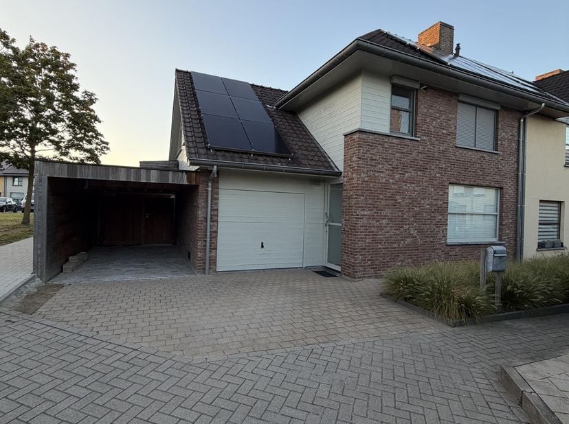 Op zoek naar een instapklare en energiezuinige gezinswoning met ruimte, comfort én een mooie buitenomgeving in een doodlopende straat op wandelafstand