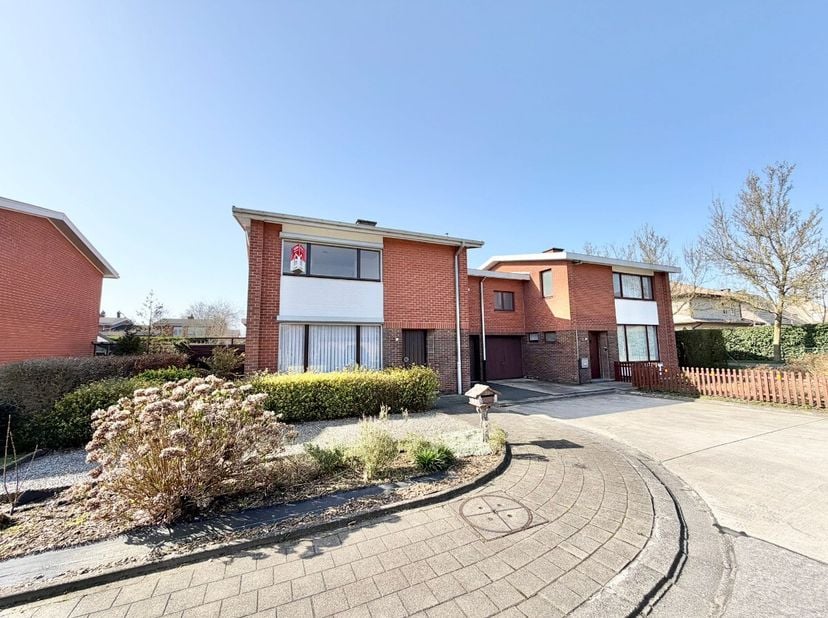 [[ DIT PAND NEEMT DEEL AAN DE ERA OPEN HUIZEN DAG OP 13/6 VAN 16:00 TOT 17:00 ]] In een rustige en kindvriendelijke wijk, op het einde van een doodlop