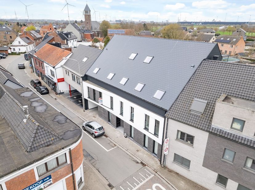 Bijzonder ruim appartement op de tweede verdieping van deze kleine nieuwbouwresidentie in centrum Kluizen. Dit nieuwbouw appartement ligt onder de ker