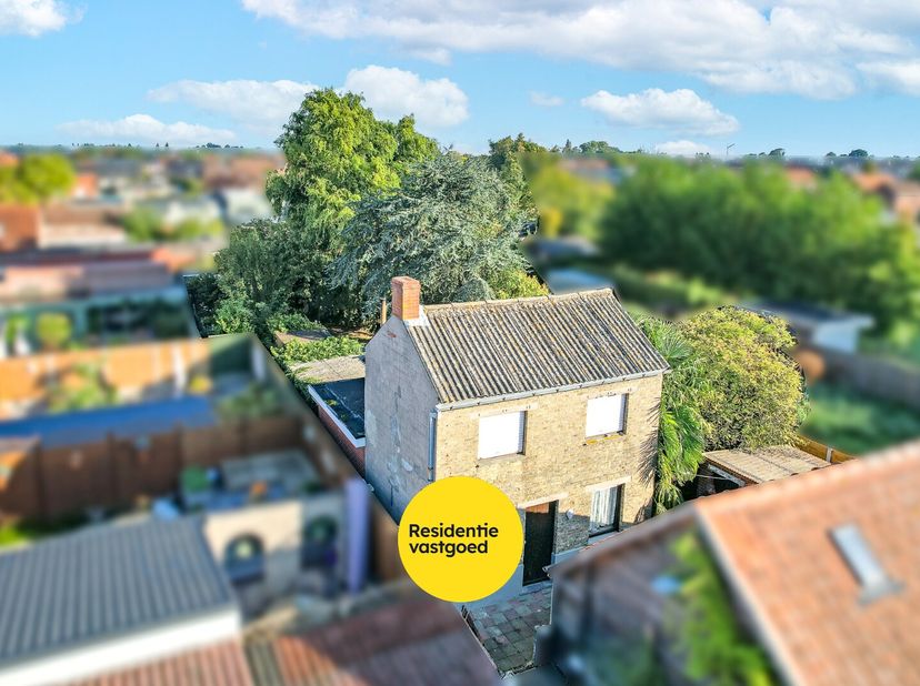 Te renoveren woning op een perceel van 392m² te Houthulst!<br />
Rustig gelegen, op het einde van een doodlopende straat, vinden we deze eigendom teru