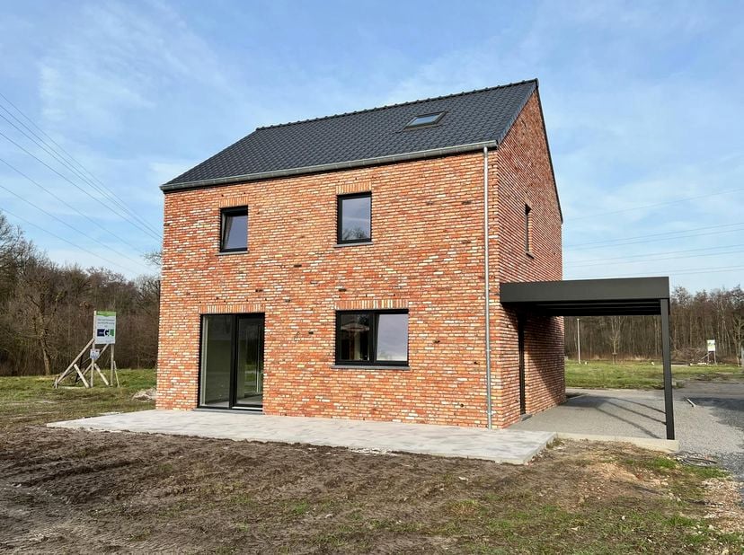 Alleenstaande nieuwbouwwoning met 3 slaapkamers op een perceel van 6are 69ca in een rustig en groen gelegen verkaveling.<br />
De woning is als volgt