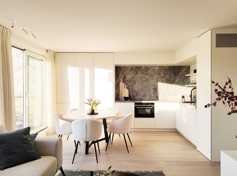 Situé dans une rue calme, parallèle à la Lippenslaan, ce penthouse offre le meilleur des deux mondes : tranquillité et, pourtant, la vie animée des ru