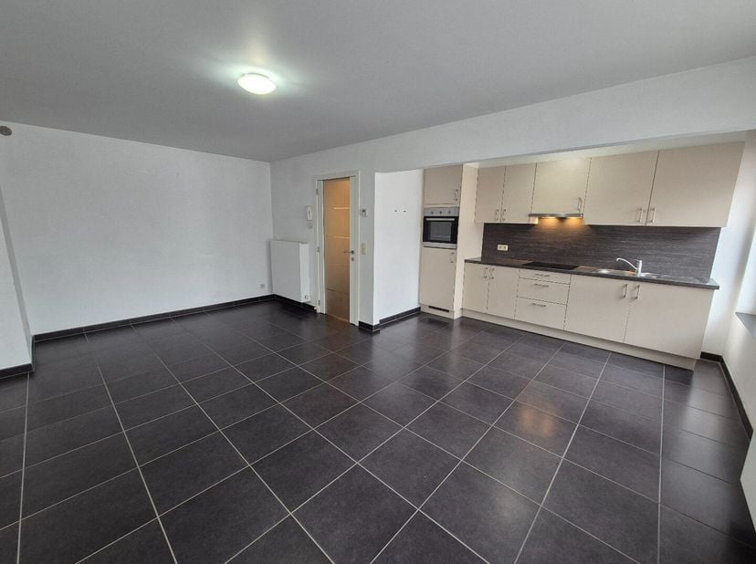 Instapklaar appartement 2e verdieping links. Bestaande uit: hall, apart toilet, living met open keuken (kasten, dubbele afwasbak, vitrokeramische kook