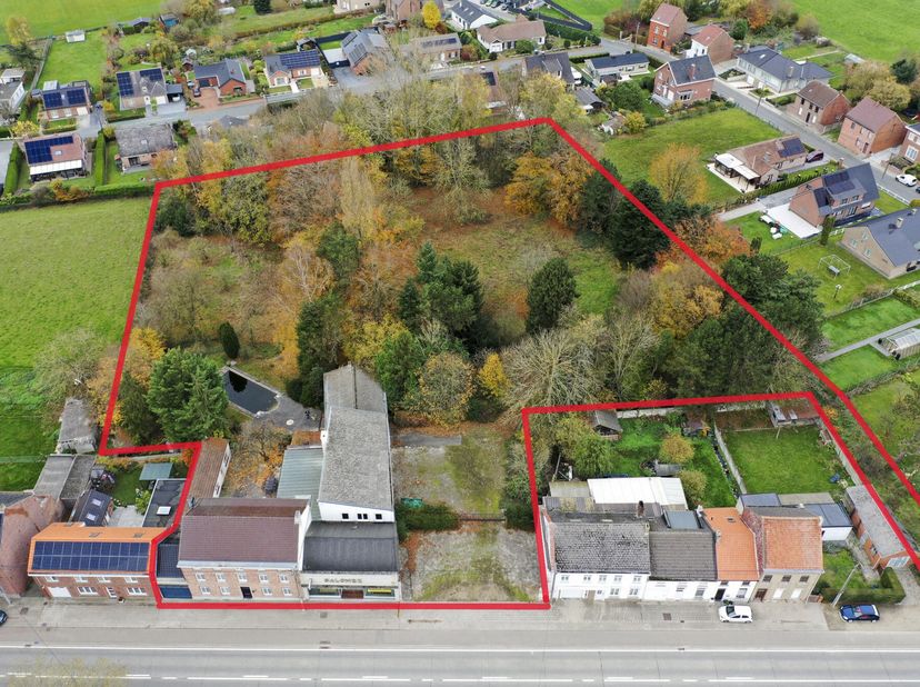 Imposant pand met woning en winkel op een terrein van 93 are in een uitbreidingsgebied voor woningen. Het huis is ideaal voor een groot gezin en/of ee