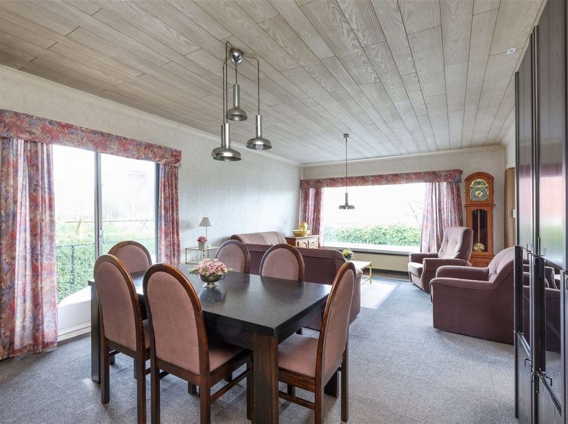 Te renoveren gezinswoning met 4 slaapkamers gelegen in een rustige woonomgeving<br />
<br />
Omgeving:<br />
+ Gelegen in een groene omgeving met l