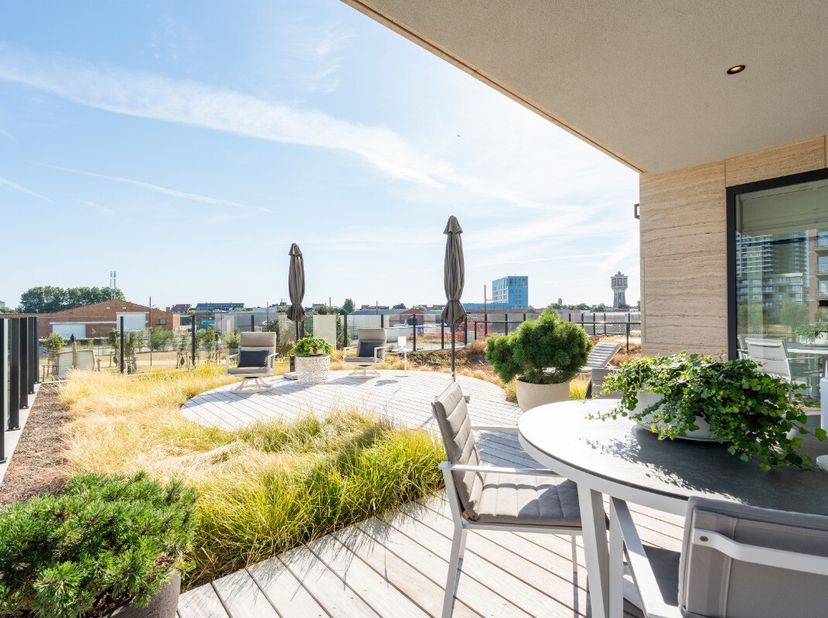 Modern appartement in Oostende met open zicht, een royaal terras van 95 m² en hoogwaardige afwerking. Dit recente appartement uit 2020 combineert hede