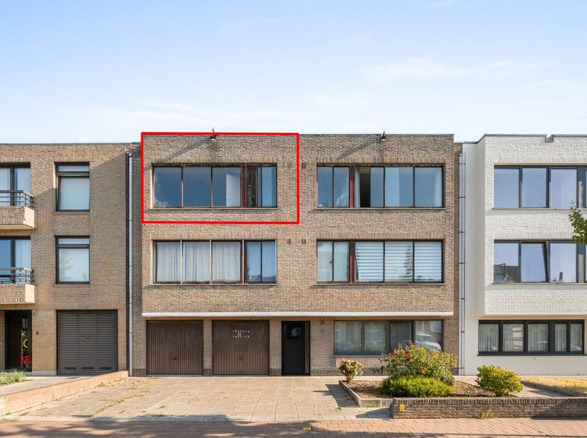 Blankenberge: Lichtrijk 2-slaapkamerappartement te koop in rustige woonomgeving! Op zoek naar een aangenaam appartement aan de kust, zowel als investe