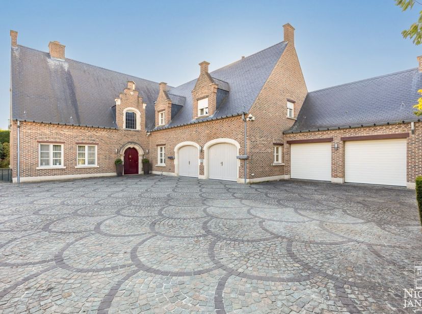 Dit schitterend landhuis zal u ongetwijfeld kunnen verrassen zowel qua ruimte als qua afwerkingsniveau. Zo zijn er meerdere gezellige leefruimtes alle