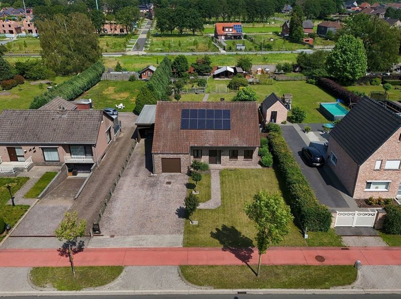 Verrassend ruime gezinswoning met 3 slaapkamers en prachtig aangelegde tuin op 14a41ca<br />
<br />
Omgeving:<br />
+ Gelegen in een groene gemeent