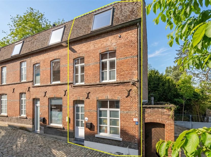 BEZOEKMOMENT NA AFSPRAAK: ZATERDAG 16/05: 9u00 - 12u00<br />
We treffen deze gezellige woning op een zeer leuke ligging, vlakbij de markt van Wetteren