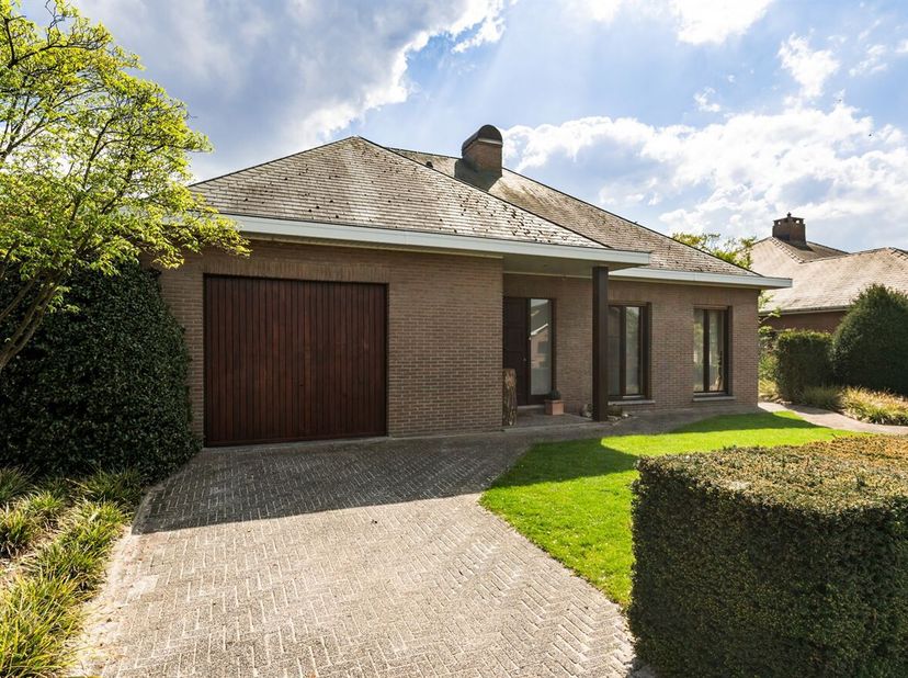 Zeer goed onderhouden laagbouwwoning, deels gerenoveerd op een kavel van +/- 760 m².  Goede bereikbaarheid en gelegen in een doodlopende straat.<br />