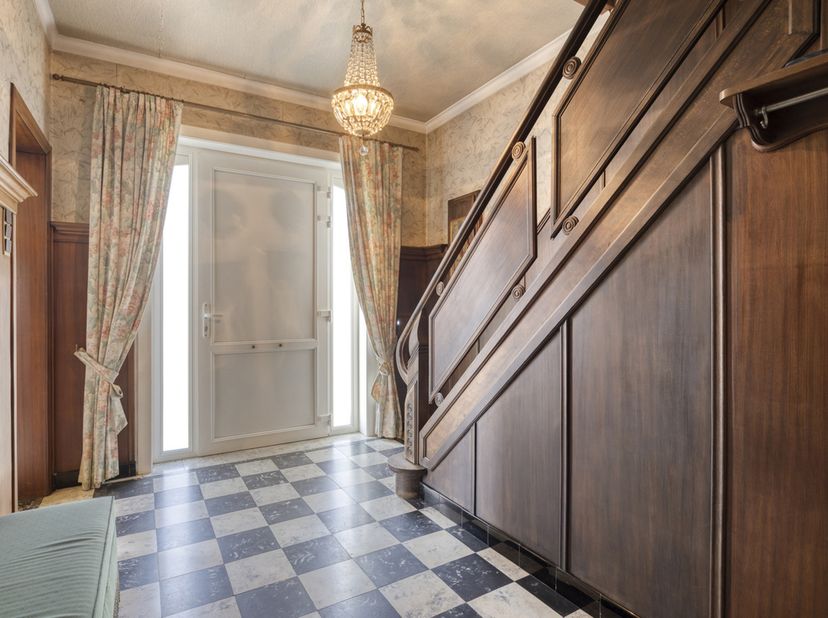 STATIGE ,TE RENOVEREN HALFOPEN BEBOUWING MET 3 SLAAPKAMERS OP EEN PERCEEL VAN 4A 77CA TE KURINGEN (HASSELT)<br />
Niet ver van het bruisende centrum v