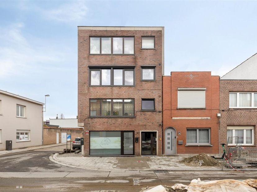 Op zoek naar een ruim en instapklaar appartement op een centrale ligging in Deurne? Dit verzorgd appartement, gelegen op de Herentalsebaan 477, biedt