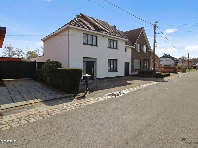 Deze woning, gelegen in een rustige straat te Nijlen, biedt tal van mogelijkheden voor wie op zoek is naar een ruime woning met renovatiepotentieel. E