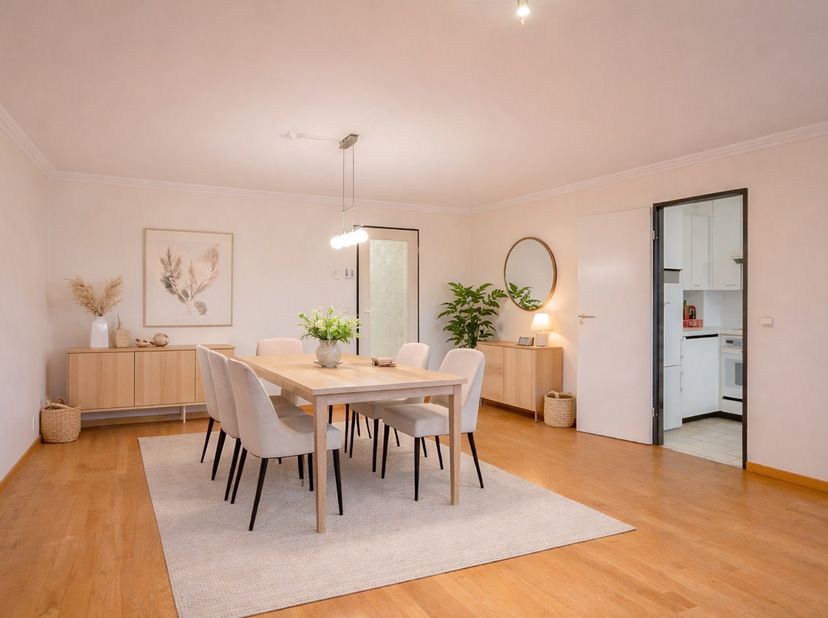 Dit zeer ruim appartement op de derde verdieping is gelegen in de gegeerde wijk Kristus Koning, nabij het Graaf Visartpark. Met een bewoonbare oppervl