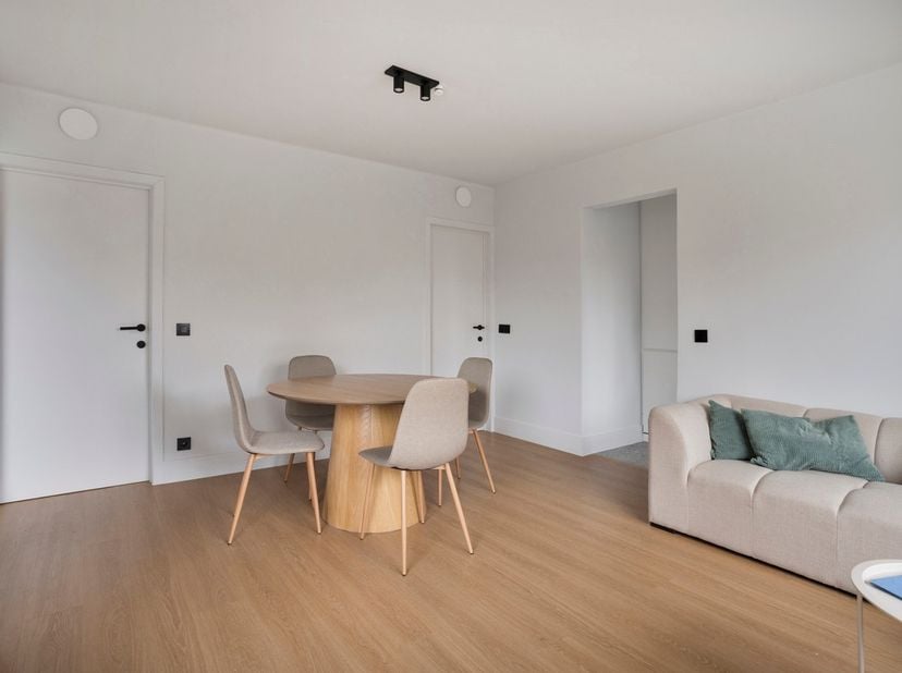 Prachtig, instapklaar gelijkvloers appartement met rustige ligging op 1 km van de zee. <br />
Indeling:   Ruime woonkamer met halfopen moderne keuken
