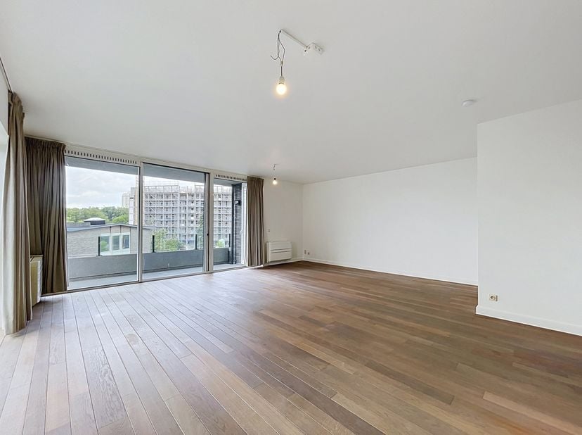 BEZOEK ENKEL AANVRAGEN VIA IMMODAVINCI.BE<br />
LIGGING<br />
Dit instapklare appartement geniet van een topligging in Gent, op een boogscheut van de