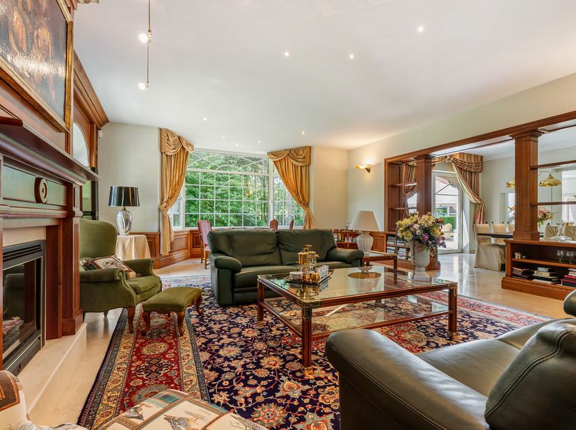 Riante villa aan de hand van architect Rutten gelegen op uitstekende locatie te Oud-Turnhout op schitterende zuidwest gerichte kavel van 2.985 m². De