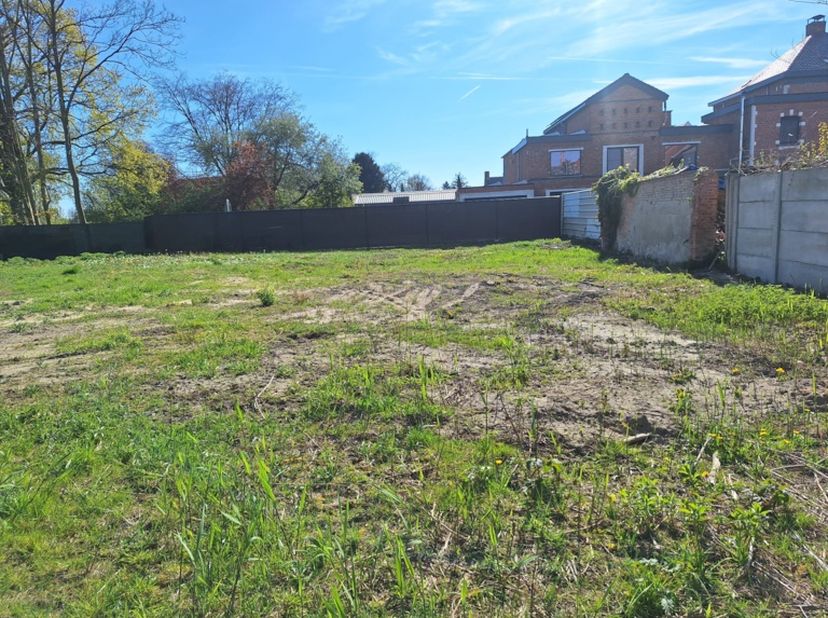 Terrain à bâtir (544 m2) pour des bâtiments mitoyens à Rootputhof, à la périphérie de Sint-Niklaas. En plus du terrain, l'achat comprend une voie de s
