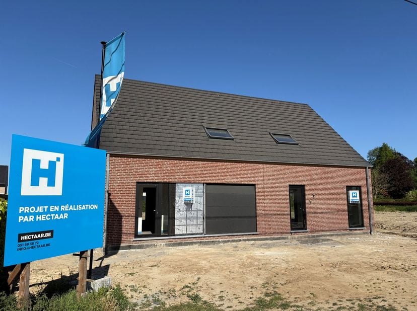 Découvrez ces deux magnifiques maisons neuves situées à Dottignies, dans un quartier central, proche du centre-ville, des écoles, des commerces et des