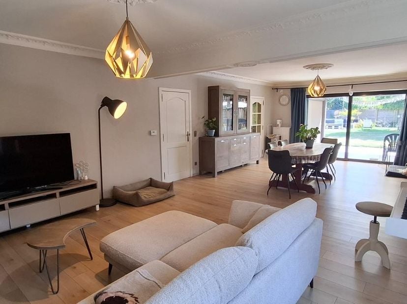Bent u op zoek naar een instapklare woning waar ruimte, luxe en energiezuinig wonen samenkomen? Dan zal deze prachtige landelijke villa u ongetwijfeld