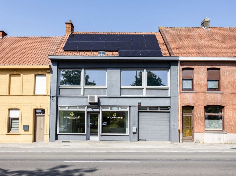 Deze bijzonder ruime woning van ca. 250 m² is gelegen langs de Elzeelsesteenweg, een vlot bereikbare invalsweg met een uitstekende verbinding naar oml