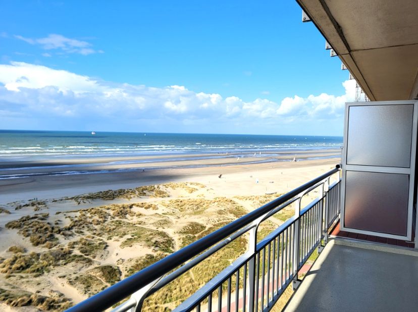 Appartement de 2 chambres avec terrasses à l'avant et à l'arrière offrant une vue panoramique sur la mer et l'arrière-pays, à vendre.<br />
Cet appart