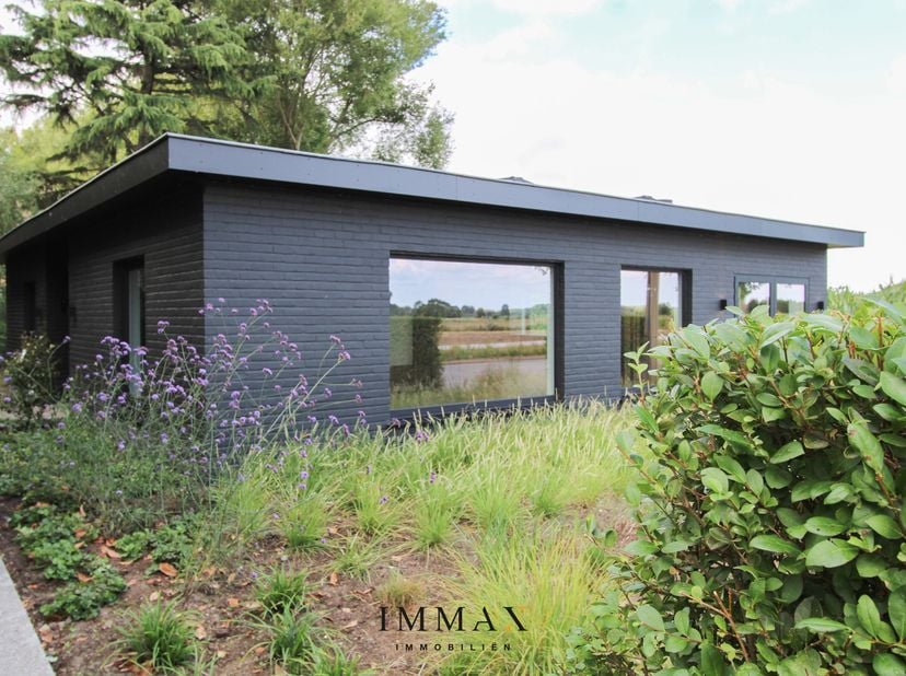 Ce bungalow exceptionnel est situé à Damme, entre Sint-Kruis et Vivenkapelle. La maison a été entièrement démolie et reconstruite avec un niveau de fi
