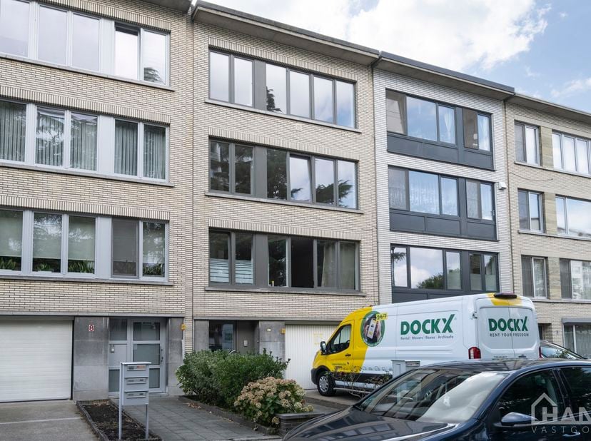 Inkomhal; technische ruimte; leefruimte met open keuken voorzien van kasten en toestellen; badkamer met inloopdouche, wastafel in meubel, spiegel, toi