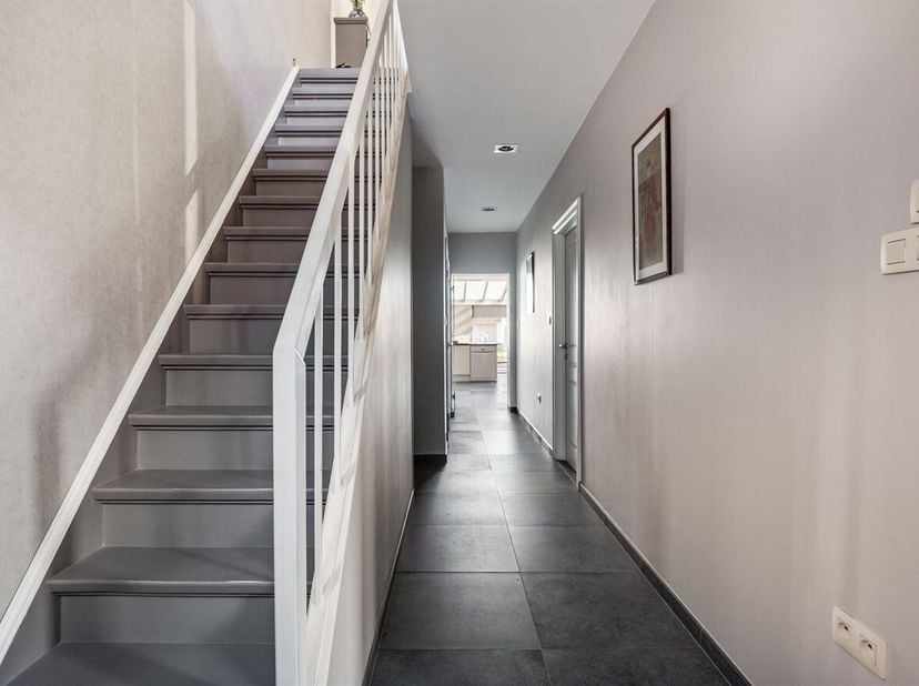 Zeer nette en instapklare woning met 6 slaapkamers te koop in Schoten<br />
Ligging: Schoten - Donk. Prachtige ligging met alle voorzieningen binnen h