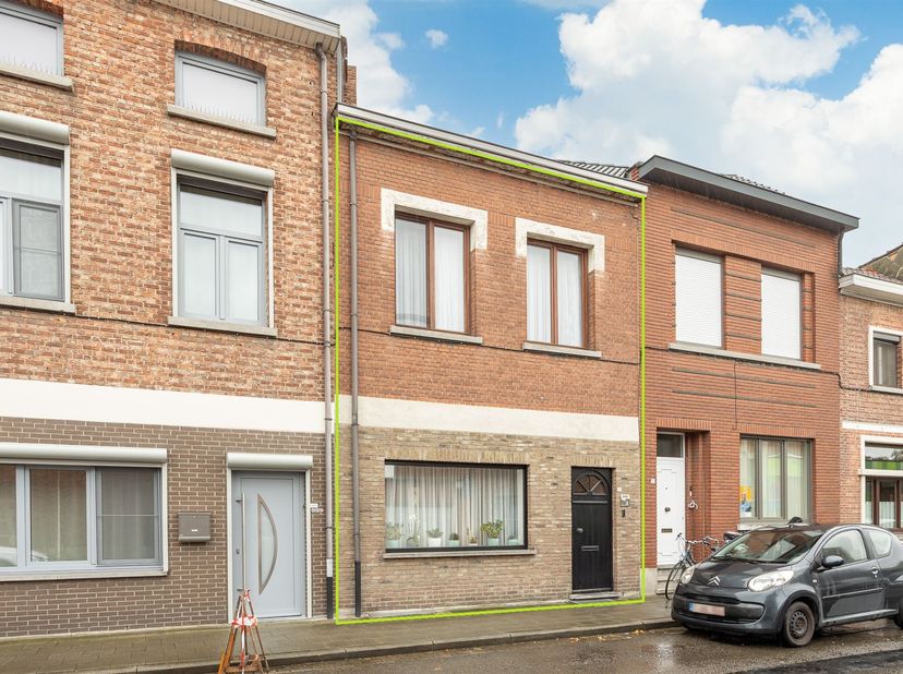 Deze instapklare woning aan de Oude Antwerpsebaan biedt tal van mogelijkheden voor wie comfortabel en centraal wil wonen. Met vier slaapkamers, twee b