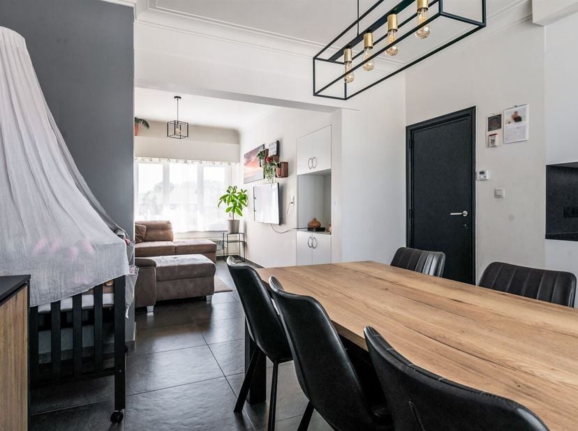 Beletagewoning met 4 slaapkamers en koer op centrale ligging te Lier <br />
Op een uiterst centrale locatie in de Pannenhuisstraat te Lier bevindt zic