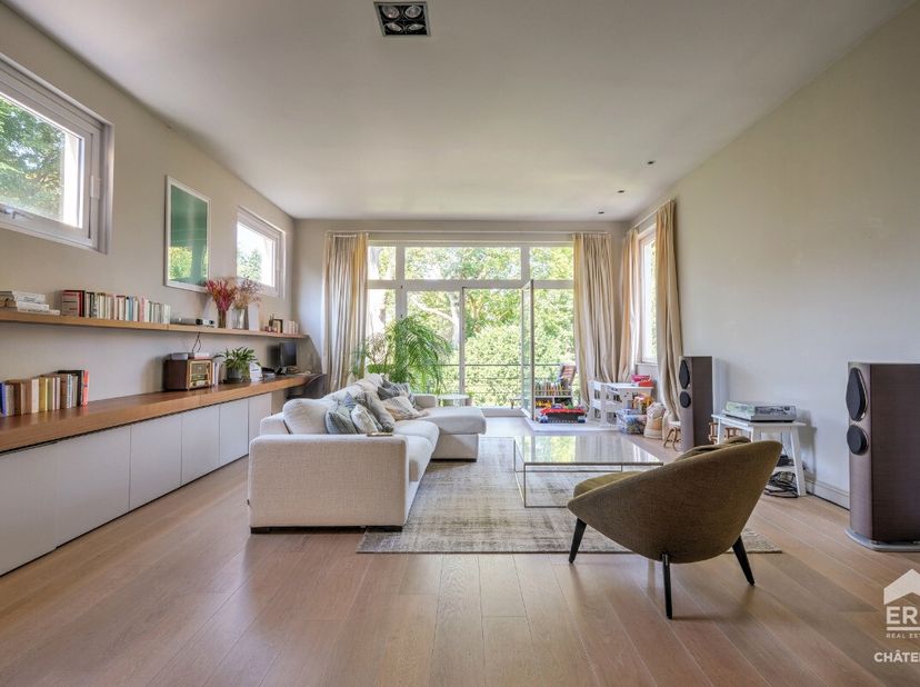 ERA Châtelain biedt u dit prachtige appartement met 2 slaapkamers en terras aan, ideaal gelegen aan de prestigieuze Brugmannlaan, op de grens van Else