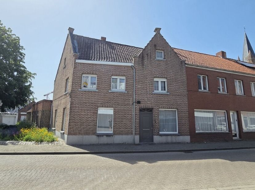 Op te frissen 4-slaapkamerwoning met GARAGE, TERRAS en BINNENTUIN op een centrale ligging in het centrum van Ruddervoorde, op wandelafstand van de Mar