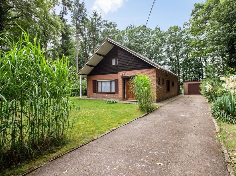 La maison est située dans une impasse très calme, dans un cadre exceptionnel au cœur de la verdure. Vous y profiterez d'un maximum de tranquillité et