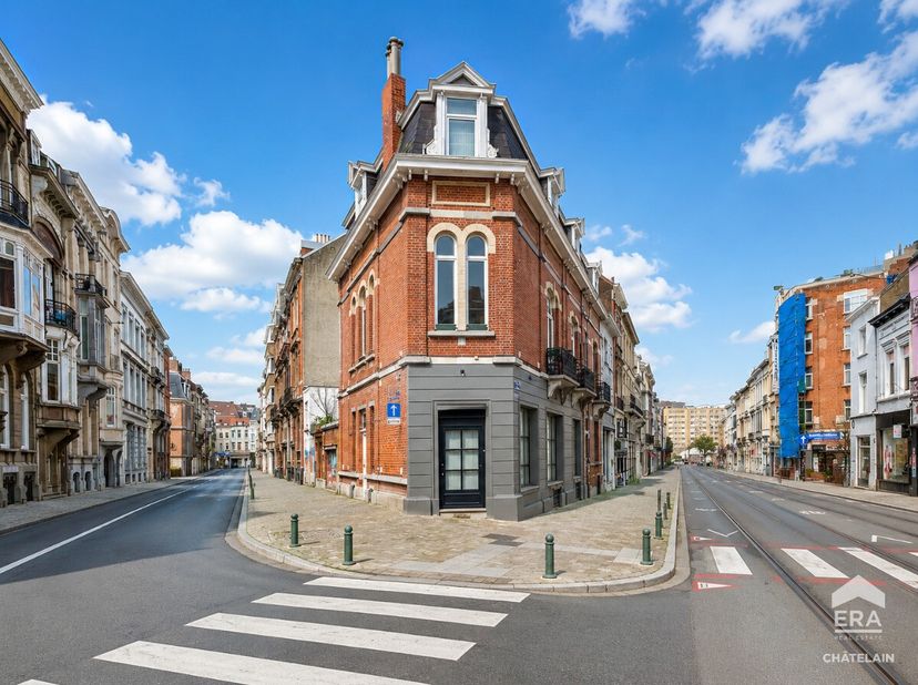 Elsene: Gemengd pand te koop, gelegen in de wijk Flagey / LouiseERA CHATELAIN biedt u deze gemengde woning aan met een bruto PEB-oppervlakte van 291 m