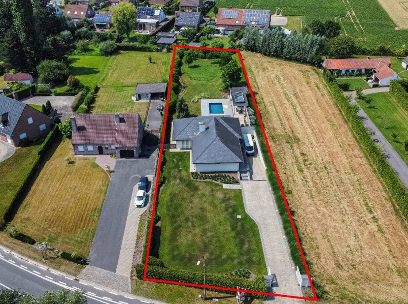 In de Kortrijkstraat in Wortegem-Petegem bevindt zich deze klassevolle villa op een uitzonderlijk perceel van 2.463 m². Gelegen in een groene, residen