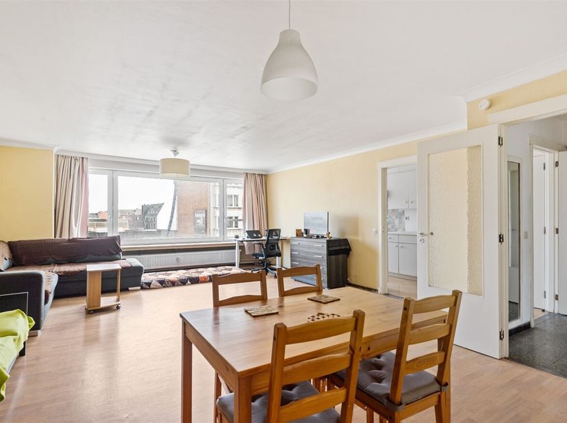 Ligging:<br />
Dit gezellige appartement bevindt zich in de Oscar Van Kesbeeckstraat in Mechelen, op slechts een steenworp afstand van de winkelstraat