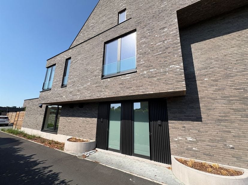 Appartement duplex neuf de 3 chambres avec terrasse au coeur de Melsele<br />
Situation : Cet appartement duplex neuf est situé sur la « Grote Baan »