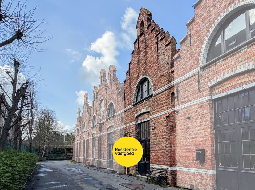 Deze karaktervolle eigendom ligt op een strategische locatie, op slechts 1 km van de Ezelpoort en nabij de Brugse binnenstad. De woning maakt deel uit
