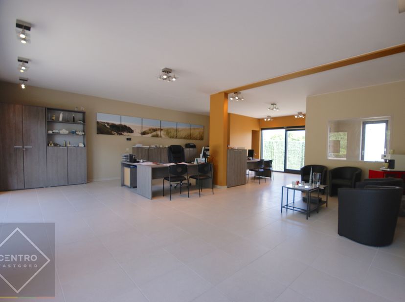 Handelsgelijkvloers te De haan in een recent gebouw, op HOEKligging met veel voorbijgangers!<br />
<br />
INDELING:<br />
Gelijkvloers:<br />
Inkomhal