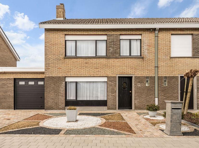 Gelegen in een charmante, kindvriendelijke wijk en in een rustige doodlopende straat, vind je deze solide en goed onderhouden woning waar buren elkaar