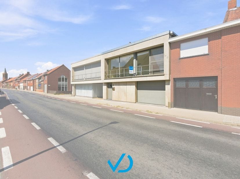 Op zoek naar een woning waar je zonder zorgen je intrek kunt nemen? In het centrum van Brielen vinden we deze&amp;nbsp;volledig gerenoveerde en instapklar