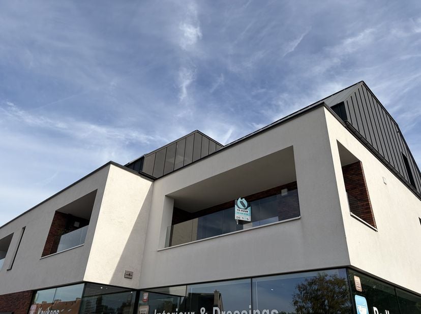 Op zoek naar een ruime en comfortabele woning op een centrale ligging in Evergem? Deze verzorgde bel-etagewoning combineert een aangename woonruimte m