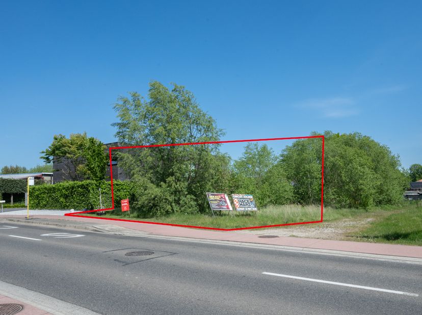 MOOI PERCEEL BOUWGROND -<br />
Mooi perceel bouwgrond, zeer vlot bereikbaar en vlak bij het centrum van Lozen, deelgemeente van Bocholt. De Hamonterwe
