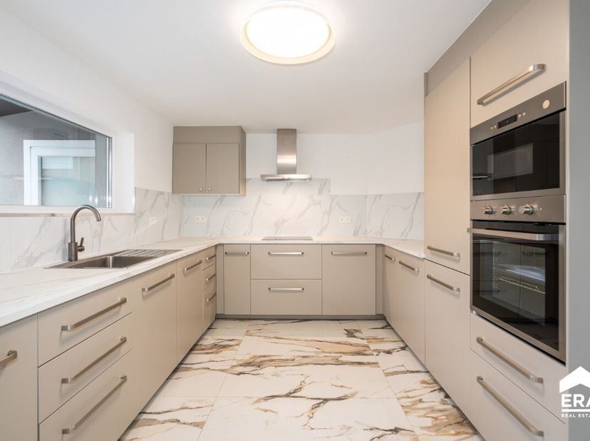 Te koop: open bebouwing in het centrum van Tienen, op een rustige locatie nabij scholen, openbaar vervoer en invalswegen. Deze woning uit 1963 werd vo